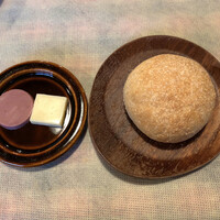 亜絲花 - ワインバターなるもの出てきた。言われないとわかんないけどワイン味。なんかお洒落だ。
                      パンあったかくてフカフカで美味しかった！