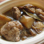 アイランド  バイブス - チキンアドボは醤油と酢ベースの味付け