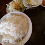 本格四川料理　添順龍源 - ﾆﾗと玉子炒め定食の左側