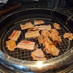 焼肉食べ放題 感激どんどん - 牛脂を塗ったら、全部乗せちゃえ!!