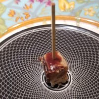 フレンチ割烹 宿 - ①無花果とフォアグラの1口テリーヌ
                    フォアグラのテリーヌは、1口サイズで食べやすく、見た目もすごく可愛い
                    無花果の酸味、フォアグラの濃厚なコクと旨みが混ざり合い上々の仕上がり