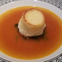 フレンチ割烹 宿 - ③帆立の貝柱のムース、茹で菜の花、真鯛のあら&伊勢海老の出汁
                      お出汁の色合いが鮮やかな朱色でシェフの色彩感覚も合わせて頂きます♪