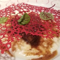 フレンチ割烹 宿 - ⑦三田ポークの肩ロースのロティ、馬鈴薯のピューレ、ビーツのチュイル載せ
                    赤の鮮やかなビーツのチュイルが印象的。
                    ソースと馬鈴薯のピューレを混ぜて肩ロースを頂くとより良いですね。