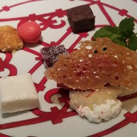フレンチ割烹 宿 - デーセル
                    ⑩オレンジのギモーヴ
                    ⑪クリームブリュレ
                    ⑫フランボワーズのマカロン
                    ⑬フランボワーズの生キャラメル？
                    ⑭ガトーショコラ
                    ⑮クランベリーのアイス、ヨーグルトのムース、オレンジのチュイル載せ