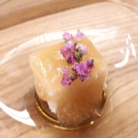 赤坂 菊乃井 - ⚫猪口「長芋羹　山葵餡　花穂紫蘇」