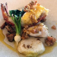 クイーン・アリス 横浜店 - クイーン・アリス　●魚料理・・・ 　　オマール海老と帆立貝のグリエ　蕪のソース　レモンの香るコンディマンを添えて 　　※「グリエ」が網焼き、「コンディマン」が調味料とわかると、非常にわかりやすい料理でした( ^罒^ )v