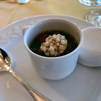 クイーン・アリス 横浜店 - クイーン・アリス　●スープ・・・ 　　ブランダードを浮かべたスープ・オ・ピストゥ 　　※ブランダードって何者？ピストゥってどちら様？サッカー選手かっ？って感じで、フレンチはイタリアンと違って全くイメージできないです(￣▽￣;)