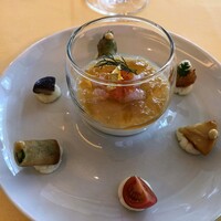 クイーン・アリス 横浜店 - クイーン・アリス　●前菜・・・ 　　甘海老とフレンチキャビアをのせたカリフラワーのムースとコンソメゼリー 　　※お皿の外周にある冷蔵庫にくっつけるマグネットみたいなやつ、飾りかと思ったら食べられました(≧∀≦)