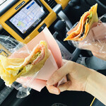 エオル - 左　ハムヤサイチーズ　右　ピザ　（食べかけですみません）
