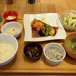 Obon De Gohan - お魚の定食（銀鮭のバター醤油ソース）+釜揚げしらす