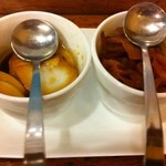 トマト - 薬味の玉ねぎのマリネと福神漬け