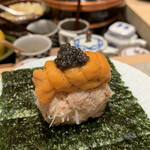 鮨 由う - ・港区巻き
      （北海道噴火湾産毛蟹と北海道産バフンウニ　　
      　由うオリジナルキャビアのせ）