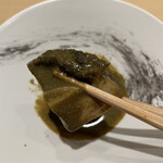 鮨 由う - 蒸し鮑の肝ペースト和え アップ