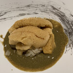 鮨 由う - 蒸し鮑の肝ペーストシャリ和え
      青森県産ムラサキウニと