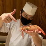 鮨 由う - 尾崎大将 牡丹海老で決めポーズ