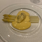 ルメルシマン オカモト - 北海道産ホワイトアスパラガスとオマール海老のソテー
      サバイヨン・ソース