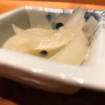 焼き鳥 とりら - 同じく箸休めの玉葱ピクルス