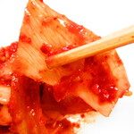 Kimuchi kan - 白菜キムチ６４３ｇ　１６５３円（税込）をカットして皿に　アップ【２０２０年４月】