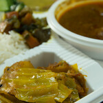 ダルバート食堂 - キャベツとジャガイモ等のタルカリ