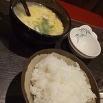 炭火焼肉屋台 たじま屋 - ご飯と玉子スープ