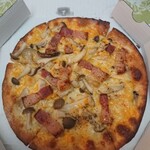 ピザ・ロイヤルハット - 料理写真:厚切りベーコンときのこのピザ(Ｓサイズ・薄生地・Ｂチーズ)