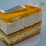 レ・グーテ - ユズモ390円　ゆずとレモンの2層のケーキ