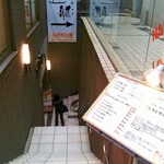 Nishiazabu Mogura - 店舗入り口（通り側）。