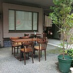 Teppan ba hachi - 急遽作ったと思われるテラス席は南プロヴァンス風