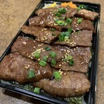 炭火焼肉まうみ - 海苔をしいたタレご飯の上に黒毛和牛がのってます