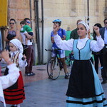 Casa Fermin - 広場で踊る女子、視線が交錯します