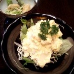 鉄板焼き しんご - 付きだしと「ポテトサラダ（イカとホッキ貝入り） \450