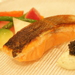 OGINO organic Restaurant - 【2012/1】半生サーモンの皮カリカリ焼き　キャビア入りクリームチーズ添え（2000円）♪