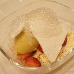 OGINO organic Restaurant - 【2012/1】マスカルポーネのムースと苺のマリネ　ピスタチオアイス添え　黒コショウ風味（600円）♪