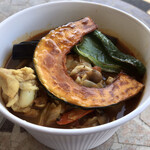 Spice&Dining KALA - おぉ〜かなり具沢山♪手羽元＆ゆで坂東〜7種の野菜で彩りおけ！