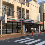 セブンイレブン - 東北大の正門から霊屋橋の方に少し下りた所にあります。