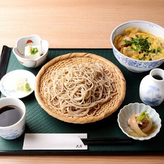 昼は蕎麦と丼物のセット