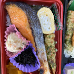 一汁三菜 - 紅しゃけ弁当（570円）