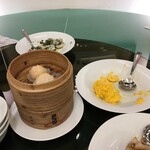 横浜大飯店 - "回転テーブルのエビ蒸し餃子＆ふわふわ卵の海老炒め"