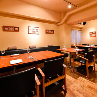 少人数で楽しむ、落ち着いた店内