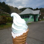 まきばのジャージー - ワッフルコーン　ソフト＆ジェラート　少し溶けてます