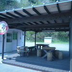 まきばのジャージー - 店外に設置されているテーブル