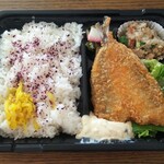 ベニベニ - アジフライ弁当 (税込)380円　(2020.04.30)
