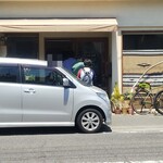 ベニベニ - VENI VENI 外観 ※車の奥側にお店があります　(2020.04.30)