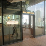 STARBUCKS COFFEE - 高輪ゲートウェイ駅の外から入ります