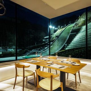 世界でも類を見ないスキージャンプ台を望むダイニングスペースです。