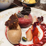 カファレル 神戸北野本店 - こちらは定番のケーキとアイスとフルーツのお皿盛りドルチェ♡