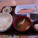 すき家 - 「宿泊先の朝食廃止の為､早朝利用『鮭朝食￥３９０＋のり￥３０』安っ＼(^o^)／   ごはんミニは￥３０引らしい(^o^)」令和二年 コロナ狂騒の候