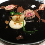 フロリレージュ - 仔豚の腎臓、網脂で巻いて　新タマネギを添えて　レバーとマーマレードオニオンのソースで1