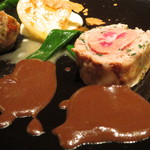 フロリレージュ - 仔豚の腎臓、網脂で巻いて　新タマネギを添えて　レバーとマーマレードオニオンのソースで2