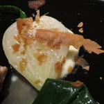 フロリレージュ - 仔豚の腎臓、網脂で巻いて　新タマネギを添えて　レバーとマーマレードオニオンのソースで4